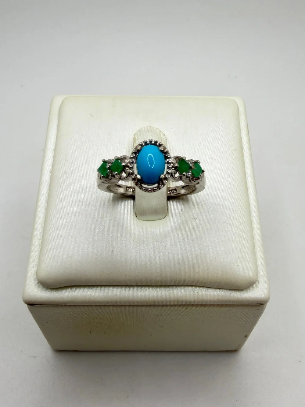 NWOT 5x7mm Sleeping Beauty Turquoise Cabochon w/ emerald accent‎ ring in 925!